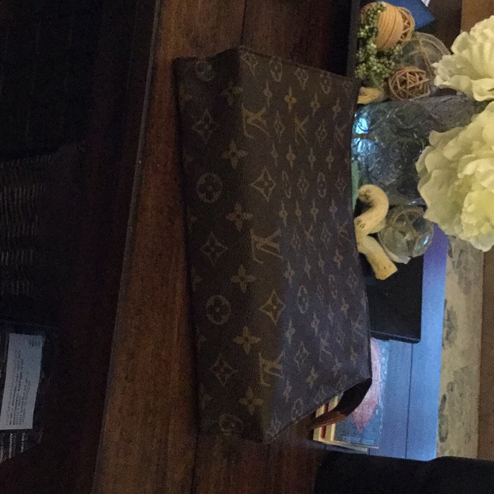 Louis Vuitton Cosmetic Bag 🖤 - Picture 5 of 6
